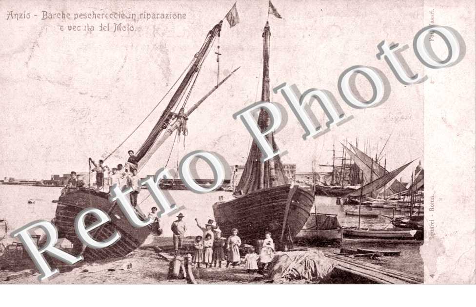 Barche peschereccie in riparazione e veduta del Molo