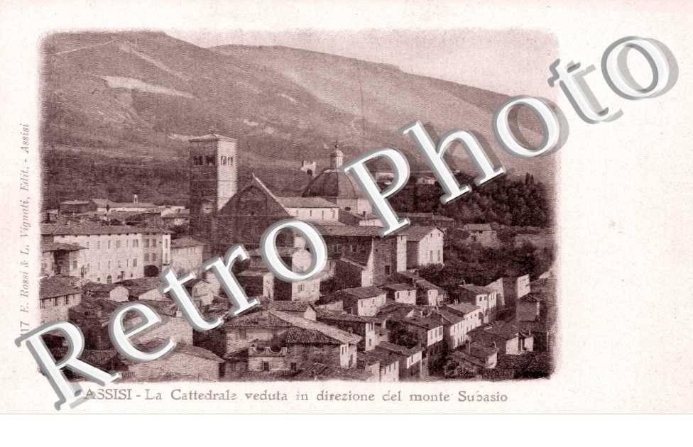 la cattedrale veduta in direzione del monte Subasio