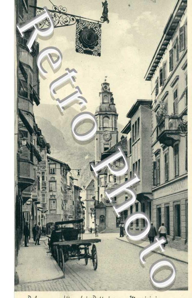 via dei Bottai con municipio