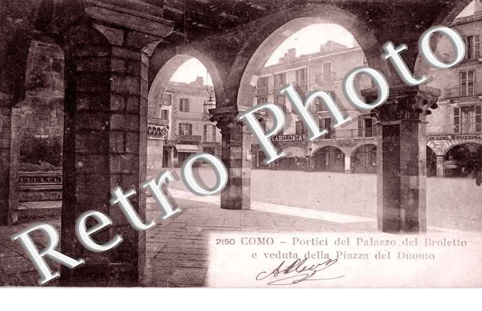 Portico del Palazzo del Broletto e veduta della Piazza del Duomo