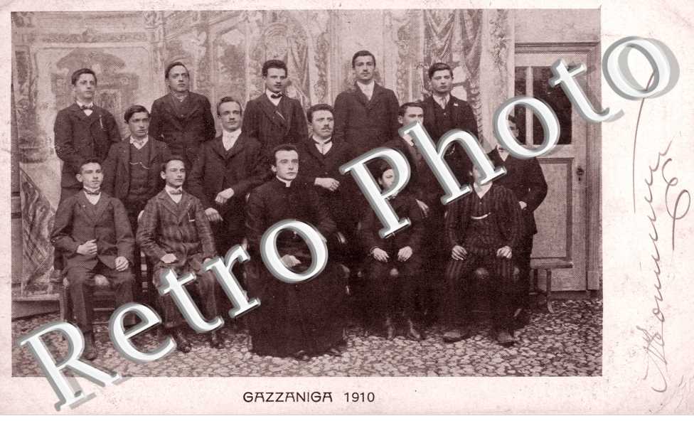Un groupe d'hommes pris en photos, 1910