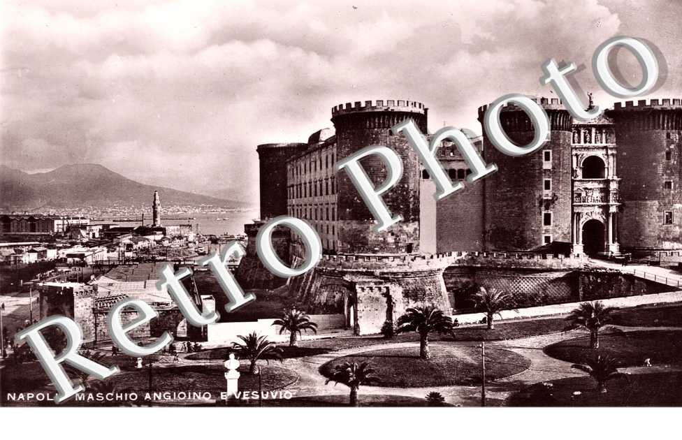 Maschio Angioino e Vesusvio