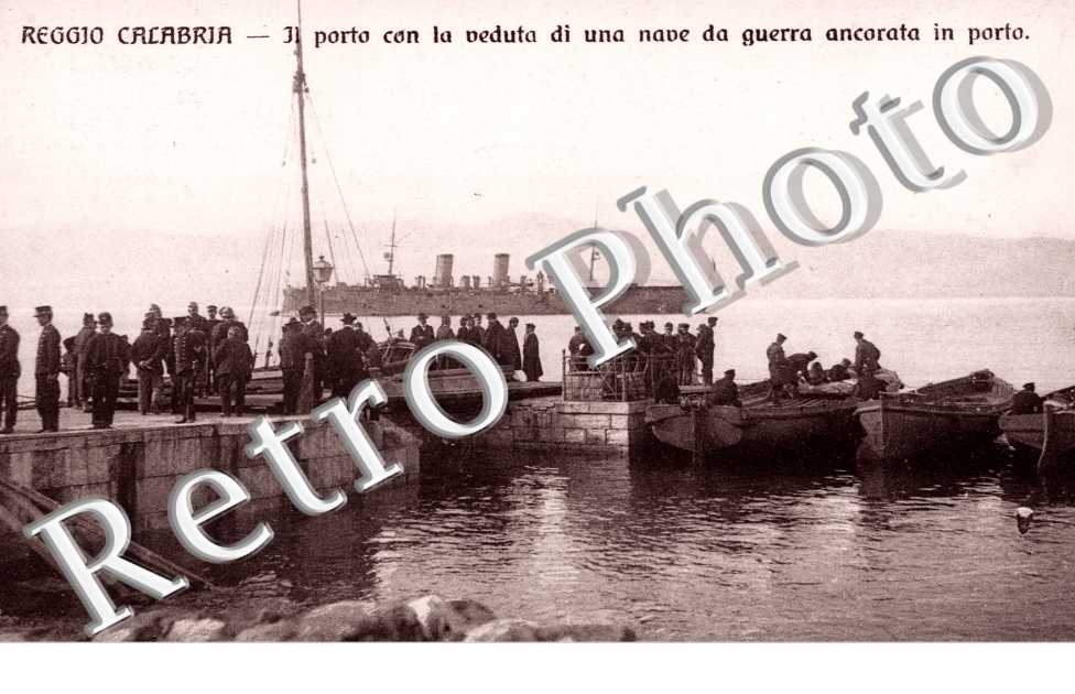 il porto con la veduta di un nave da guerra ancorata in porto