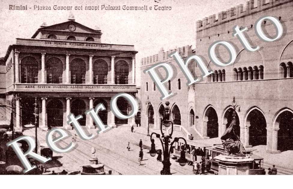 Piazza Cavour coi Nuodi Palazzi Comunali e Teatro