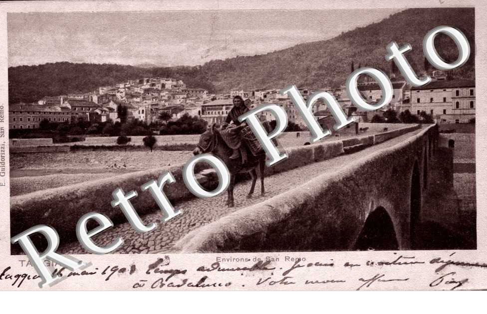 Vue Exterieure, Une femme sur le dos d'un ane