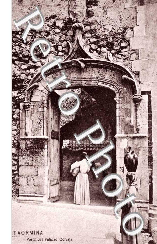 porta del palazzo Corvaja