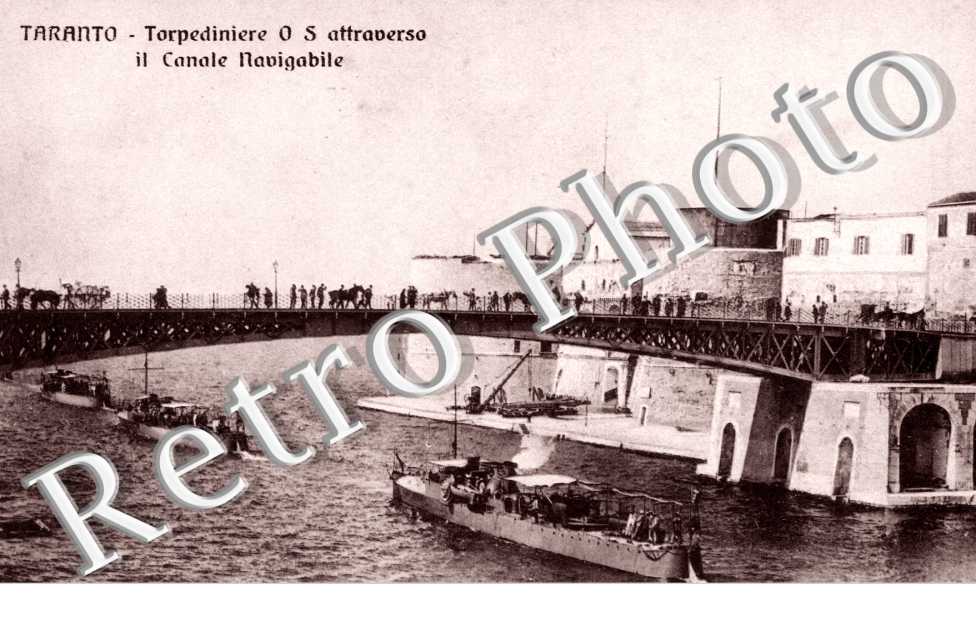 Torpediniere O S attraverso il Canale Navigabile