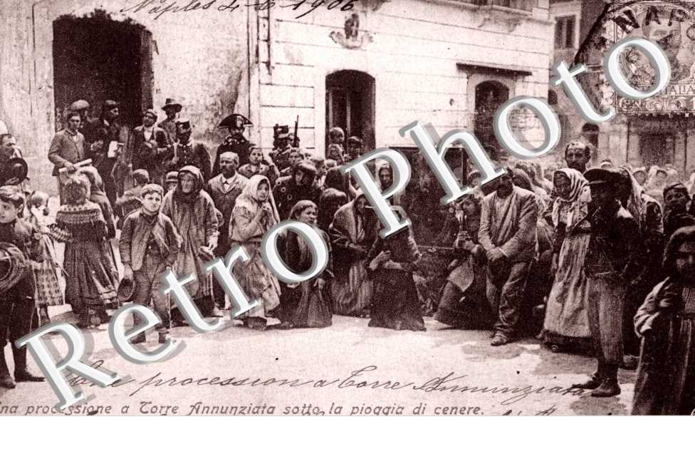Una processione a Torre Annunziata sotto la pioggia di cenere