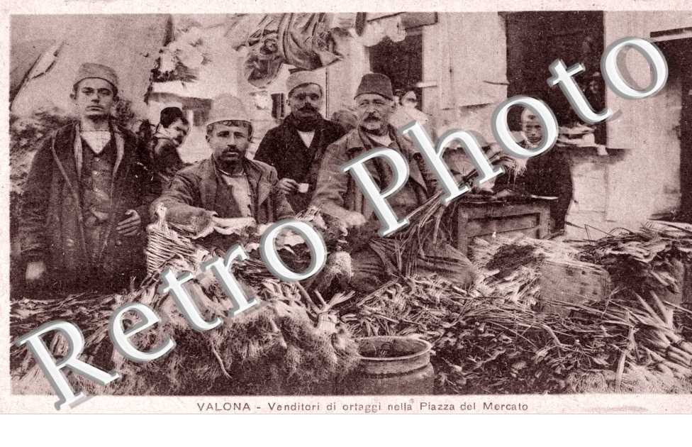 VENDITORI di ortaggi nella piazza del mercato