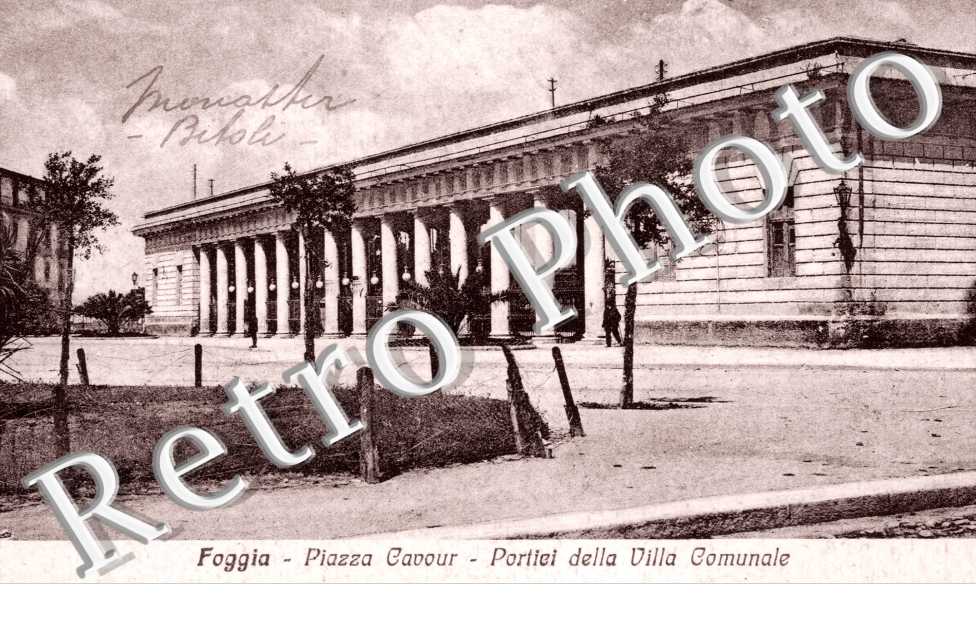 Piazza Cavour, Portiei della Villa Comunale