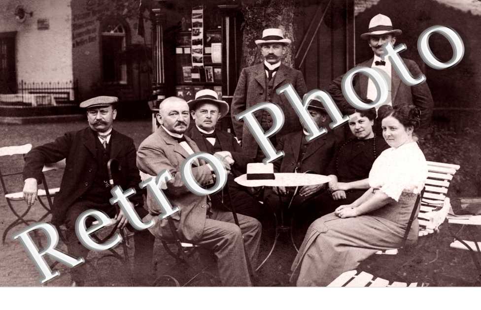Un groupe de personnes pris en photo