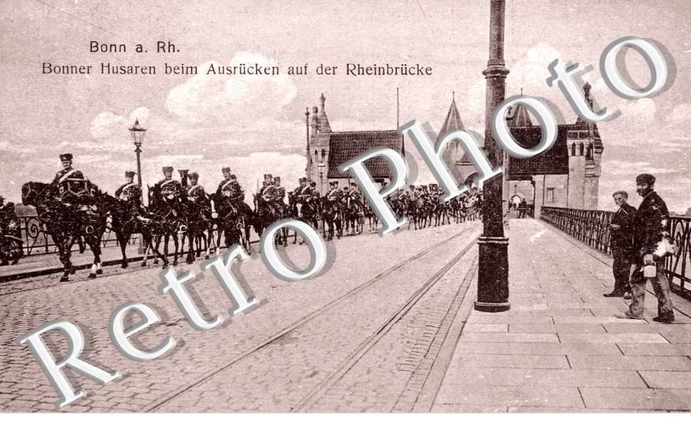 Bonner Husaren beim Ausrücken auf der Rheinbrücke