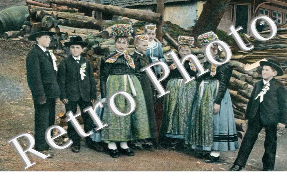 des jeunes gens en costumes traditionnels
