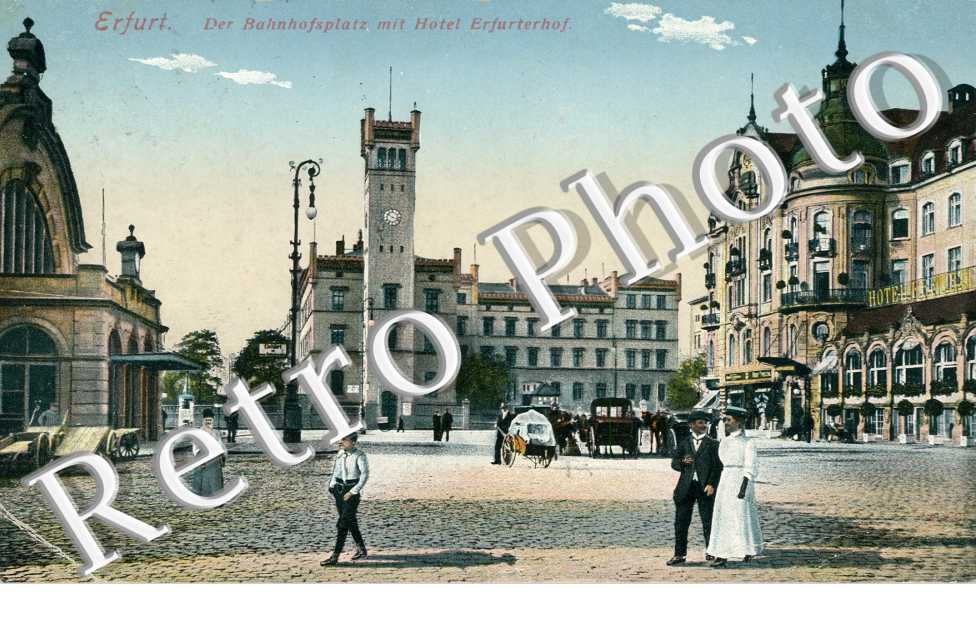 Der Bahnhofsplatz mit Hotel Erfuterhoh