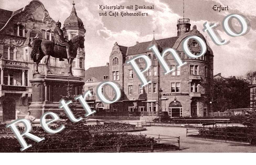 Kaiserplatz mit Denkmal und Cafe Hohenzollern