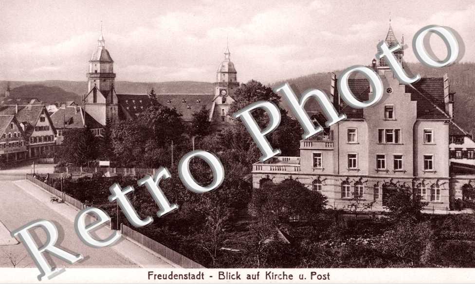 Blick auf kirche und post