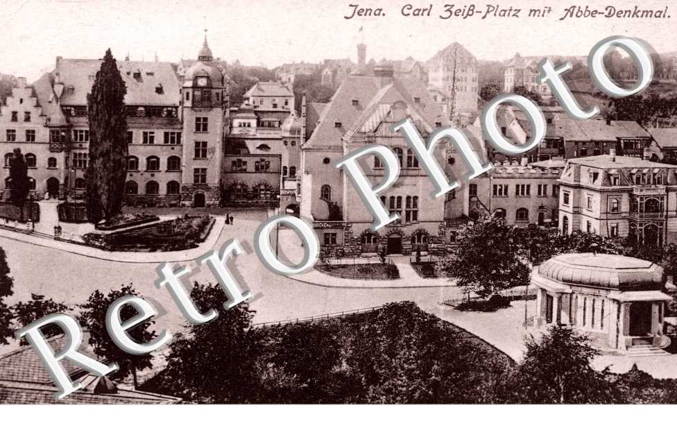 Carl Zeiss platz mit abbe denkmal
