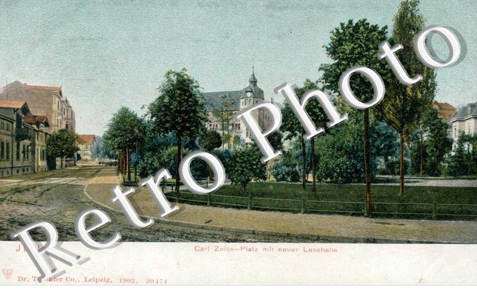 Carl-Zeiss-Platz mit neuer Lesehalle