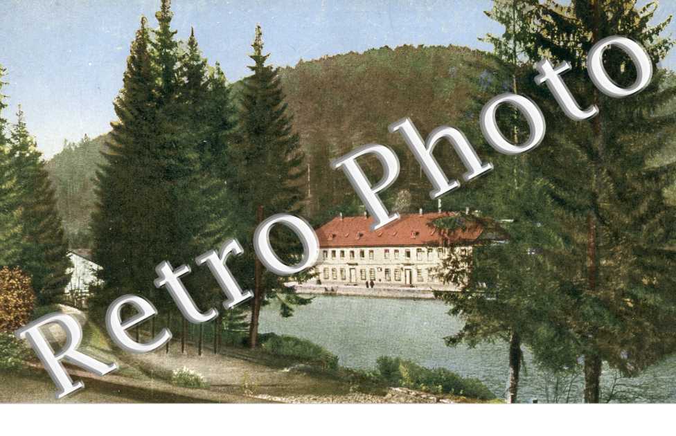 un bâtiment dans la Forêt au bod d'un lac
