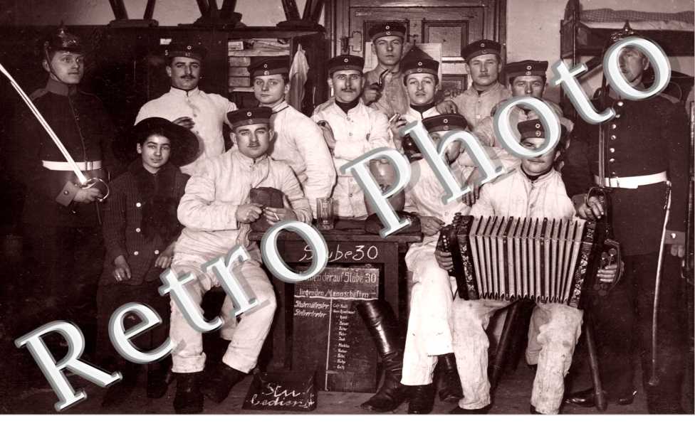 Des hommes en uniformes et un homme portant un accordeon