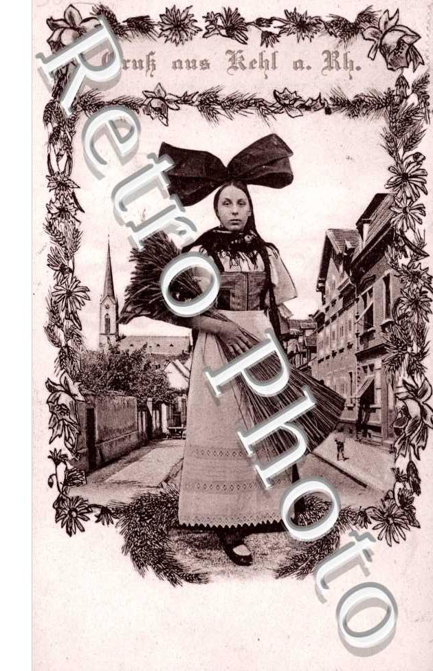 Une Jeune Femme habillee en costume traditionnel