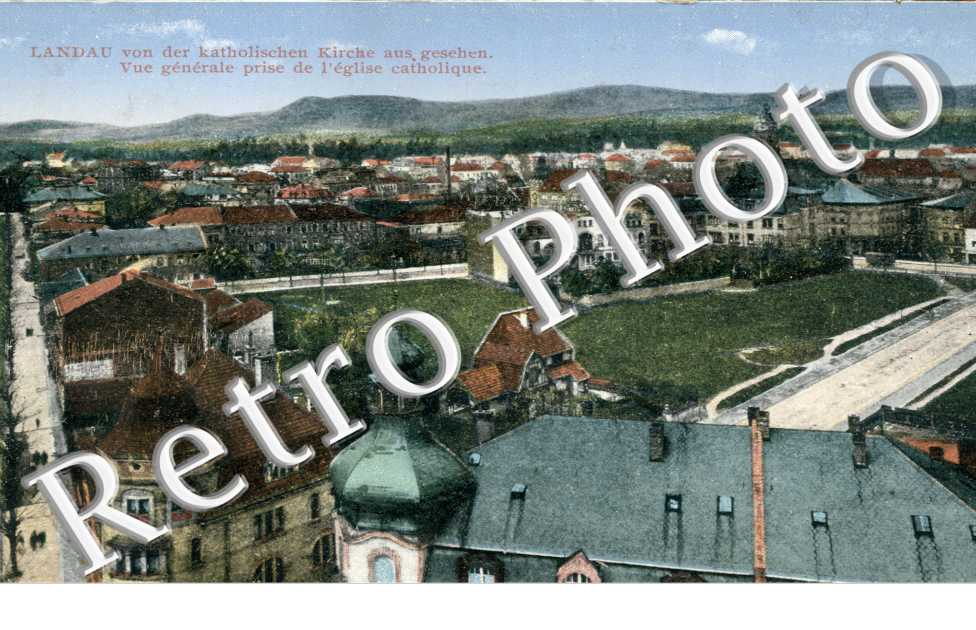 Vue générale prise de l'Eglise Catholique