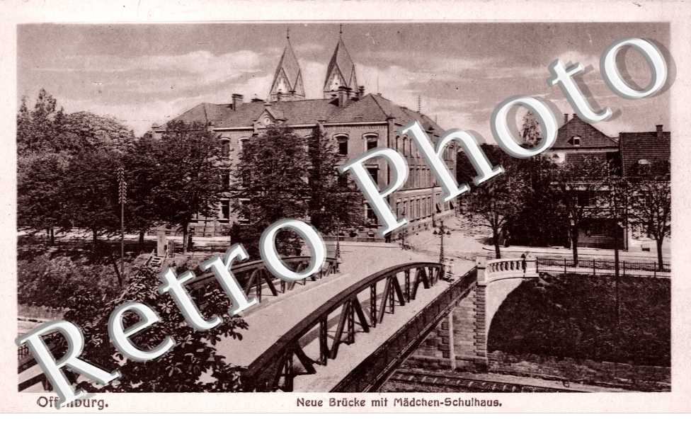 Neue Brucke mit Madchen-Schulhaus