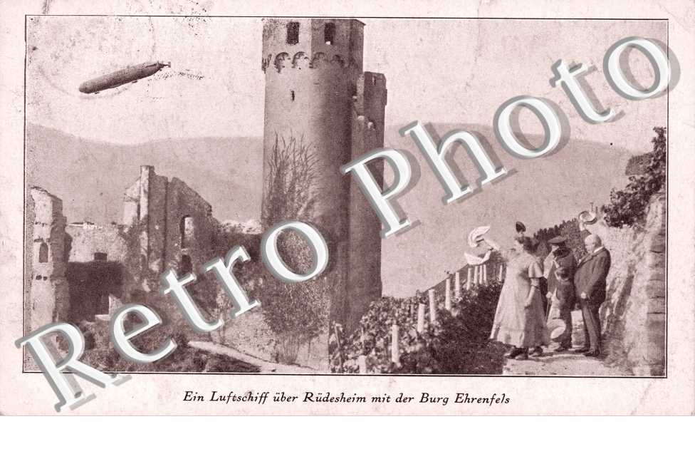 Ein Luftschiff uber Rudesheim mit der Burg Ehrenfels