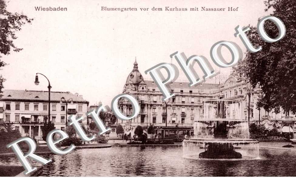 Blumengarten vor dem Kurhaus mit Nassauer Hof