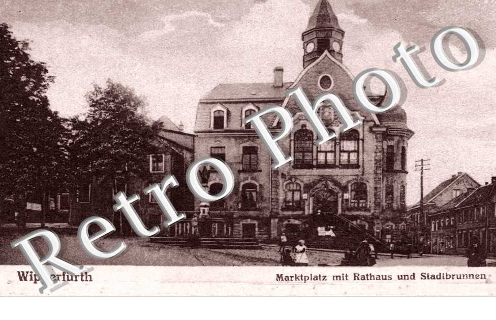 Marktplatz mit Rathaus und Stadtbrunnen