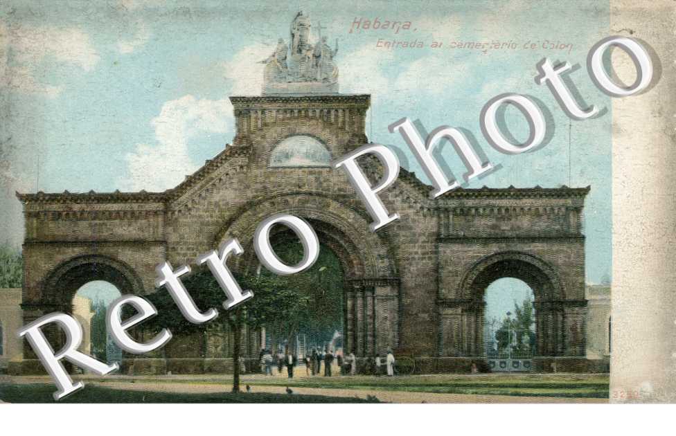 Entrada al Cementerio de Colon