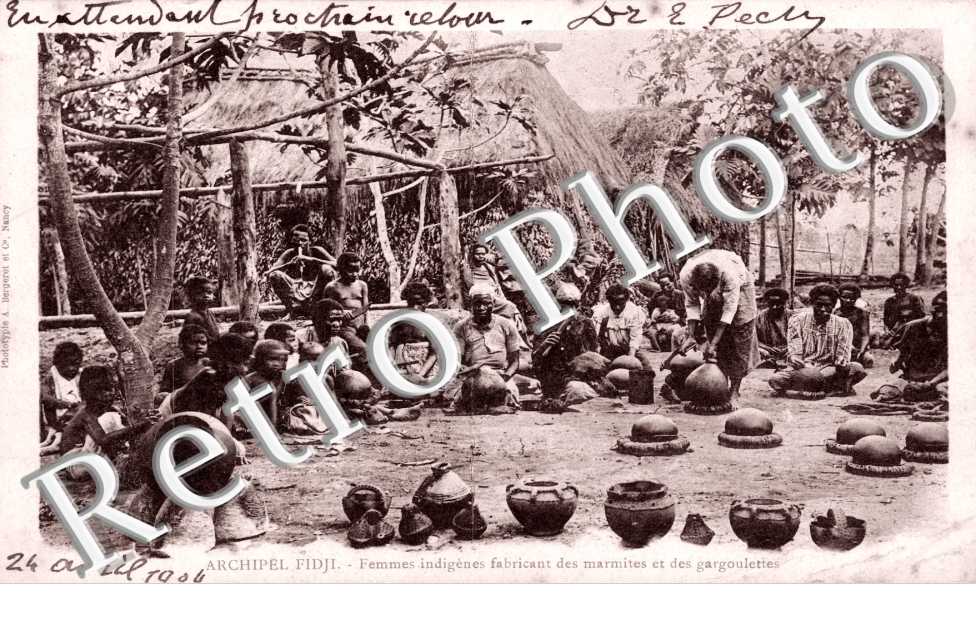 Femmes indigenes fabricant des marmites et des gargoulettes