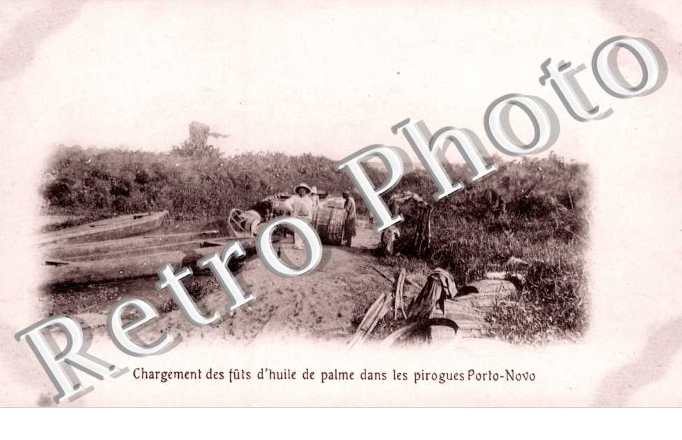 Chargement des Futs d'Huile de Palme dans les Pirogues