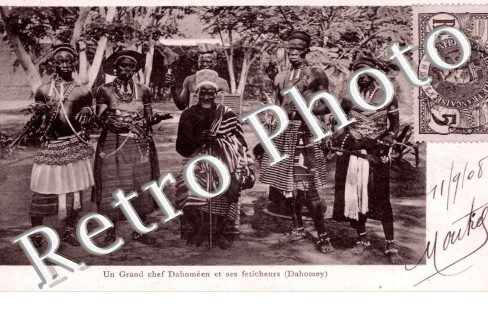 un Grand chef Dahomeen et ses feticheurs