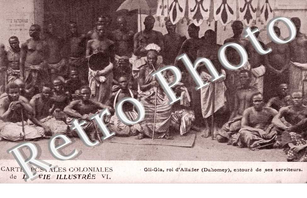 Gli-Gla, Roi d'Allader entoure de ses serviteurs