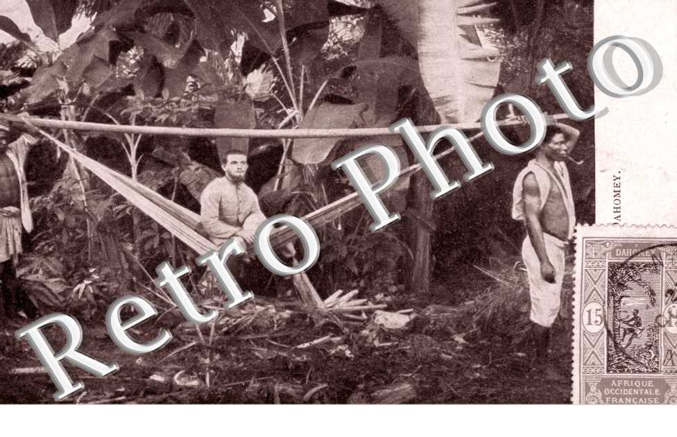 un homme assis sur un hamac