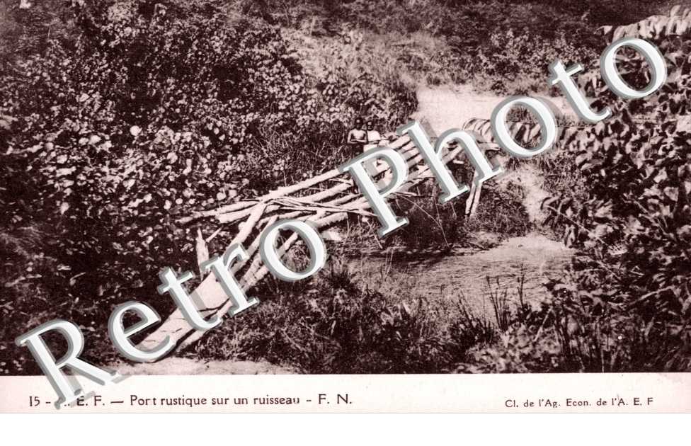 Pont rustique sur un ruisseau