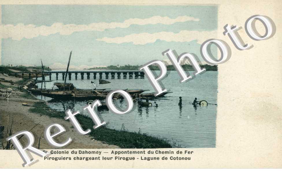 Appontement du Chemin de Fer, Piroguiers chargeant leur Pirogue, Lagune de Cotonou
