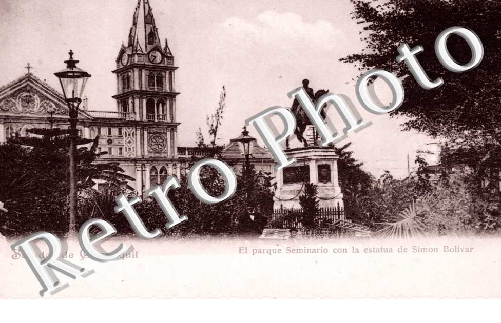 El parque Seminario con la estatua de Simon Bolivar