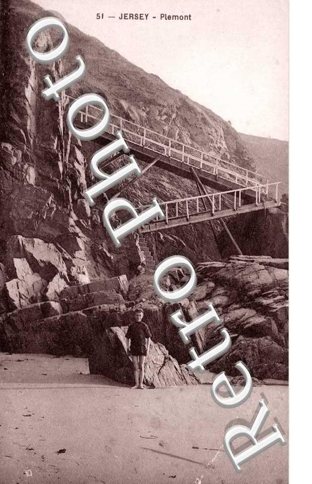 Plemont, un homme devant des rochers