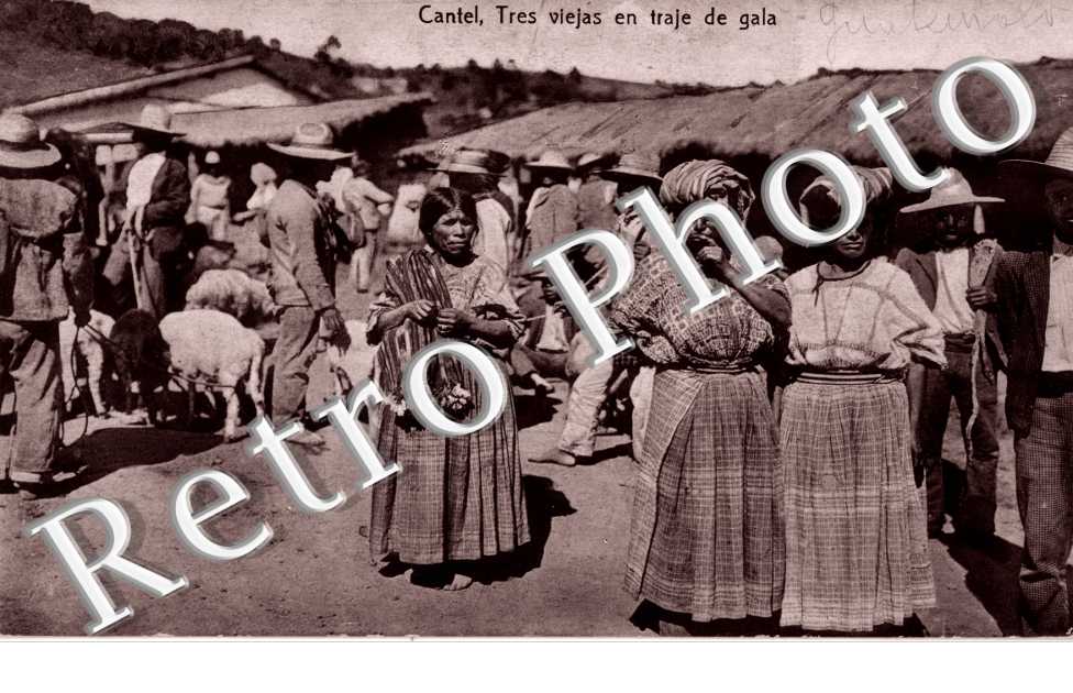 CANTEL tres viejas en traje de gala