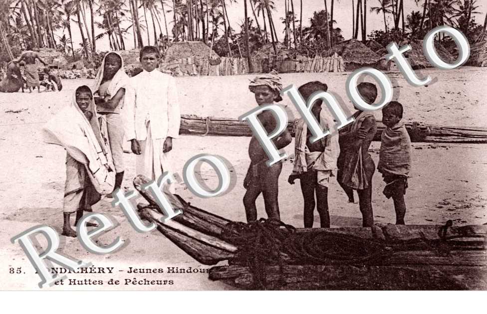 jeunes Hindous et Huttes de Pecheurs