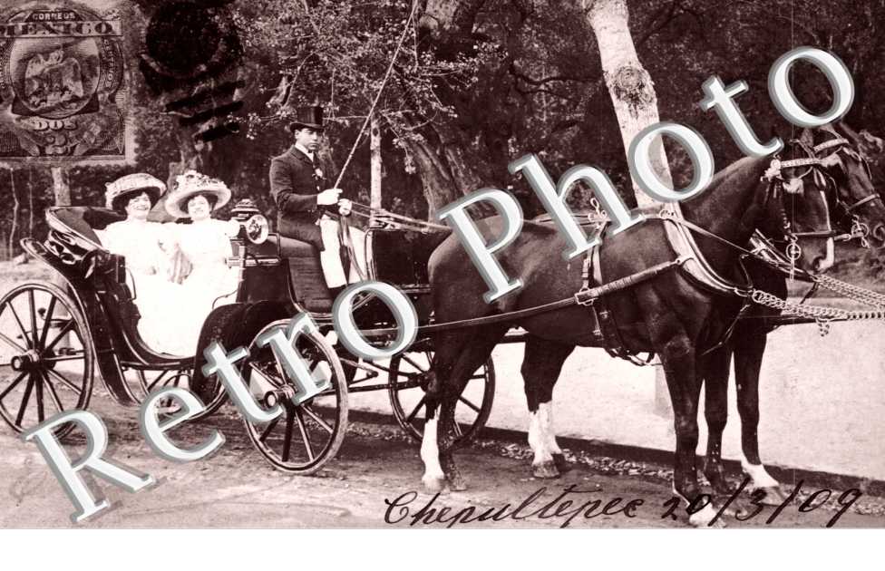 deux femmes et une caleche tiree par un cheval