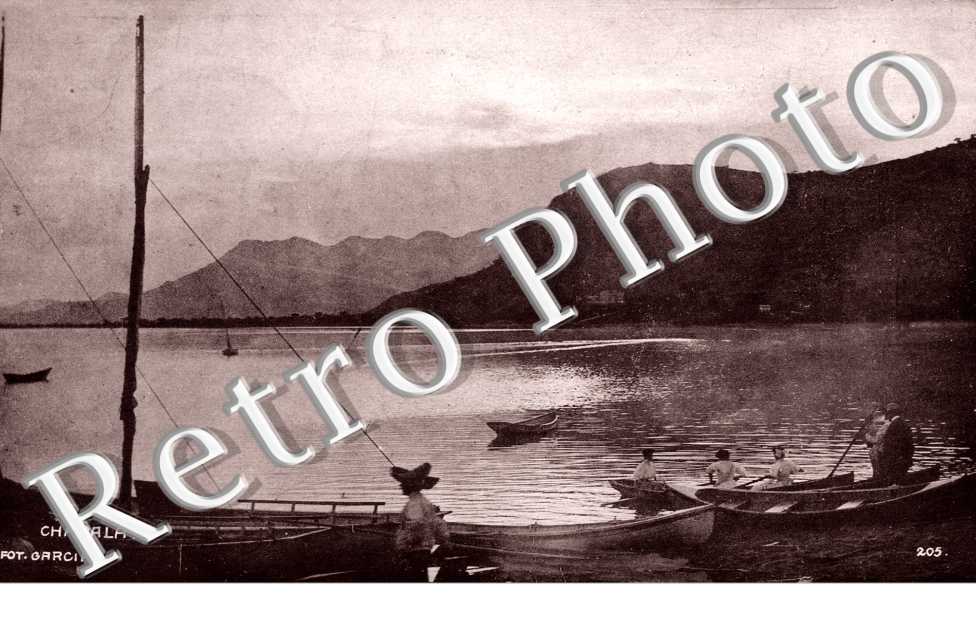Des barques sur l'eau
