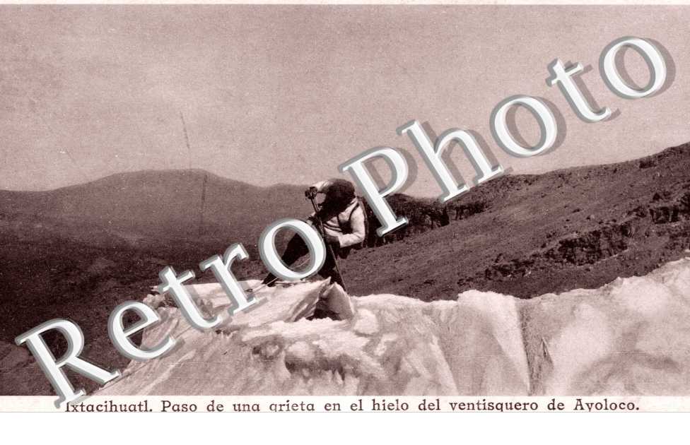 Paso de una grieta en el hielo del ventisquero de Ayoloco