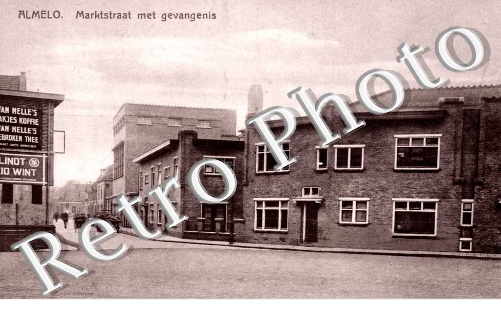 marktstraat met gevangenis