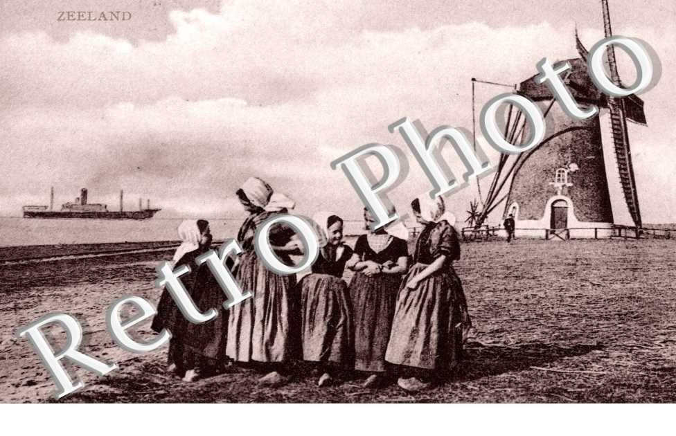 Jeunes Femmes sur la Plage et moulin Ã  vent