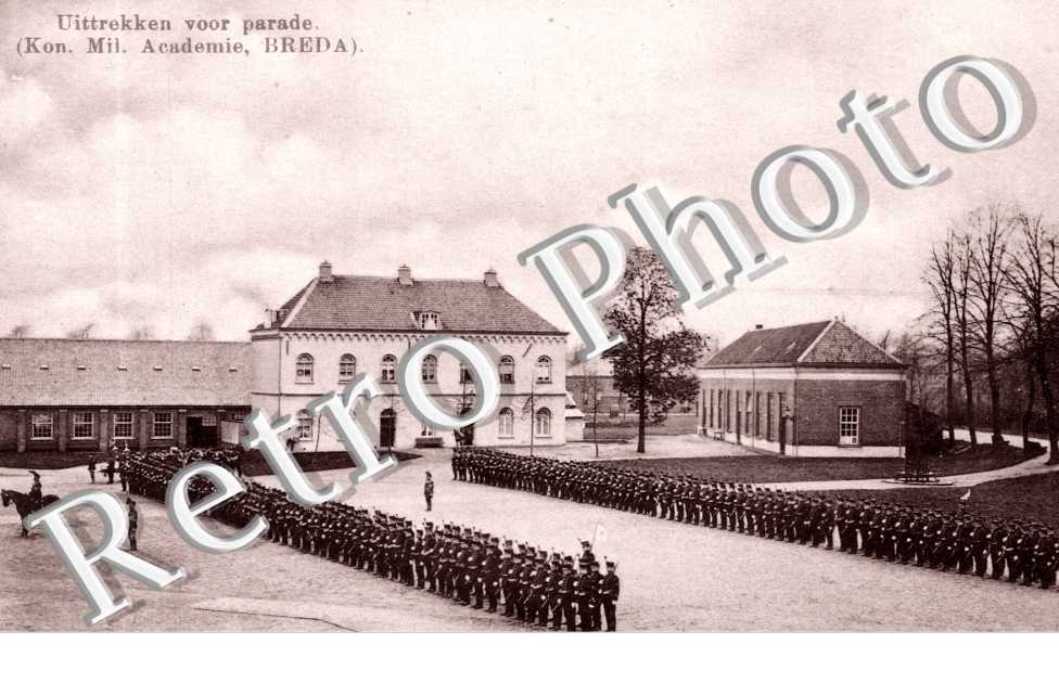 Uittreken voor parade, Academie