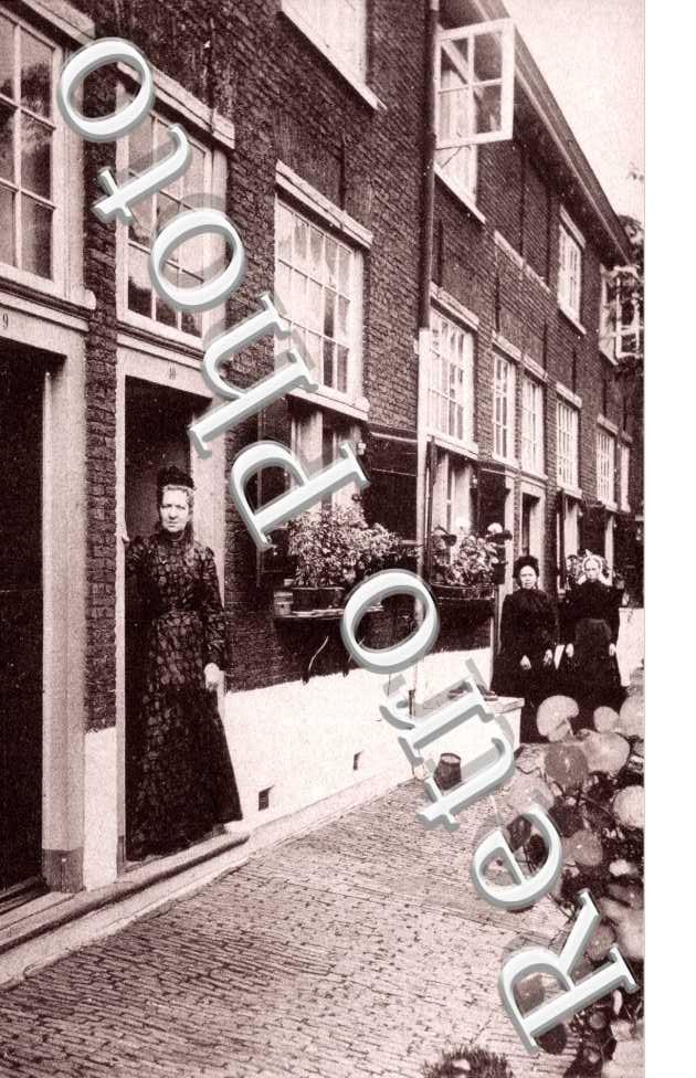 une femme devant sa maison
