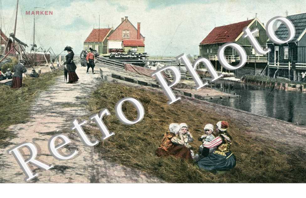 Un groupe d'enfants assis pres des quais